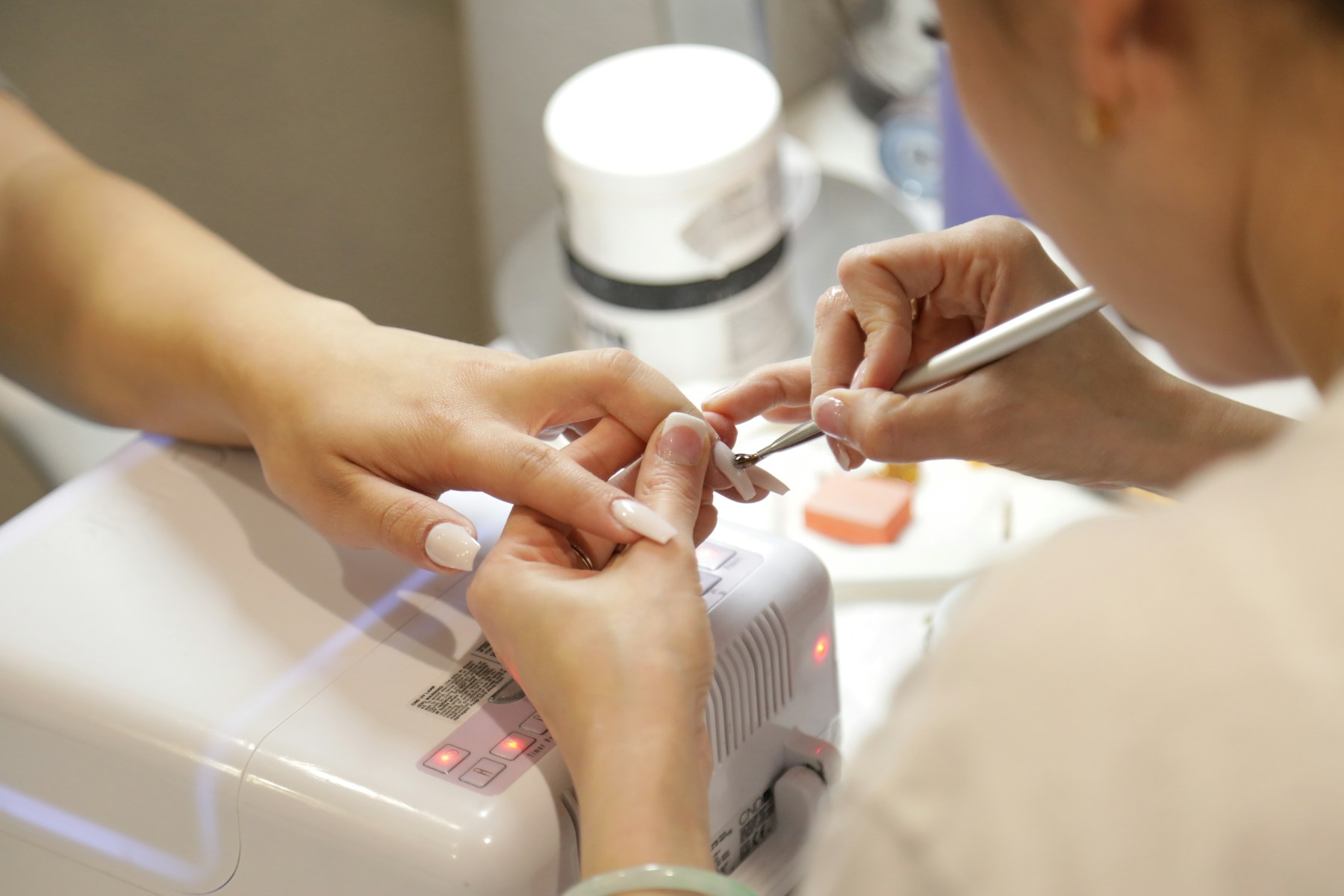 Aplicación profesional de manicure