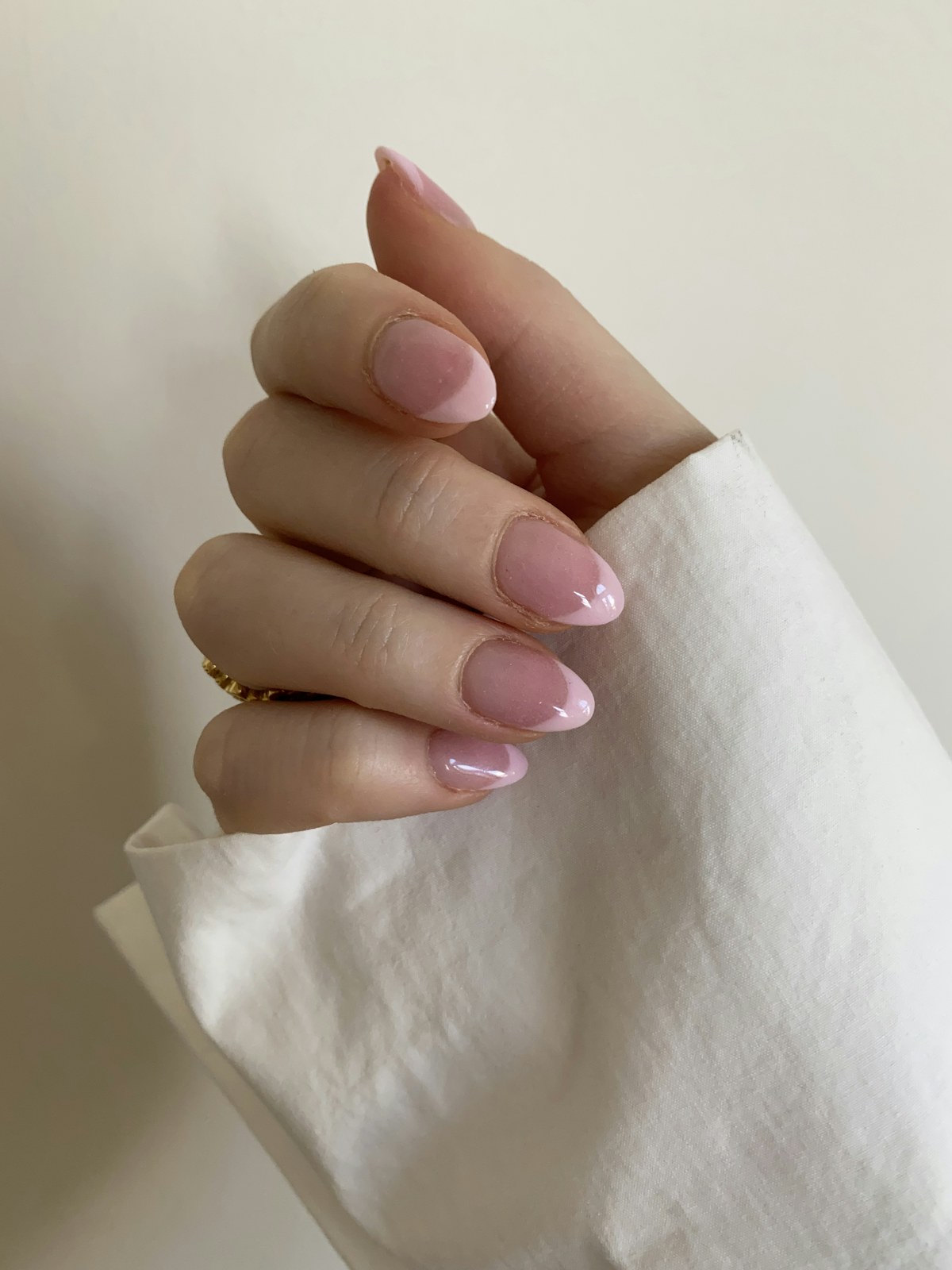 Manicura Zaren con acabado rosa